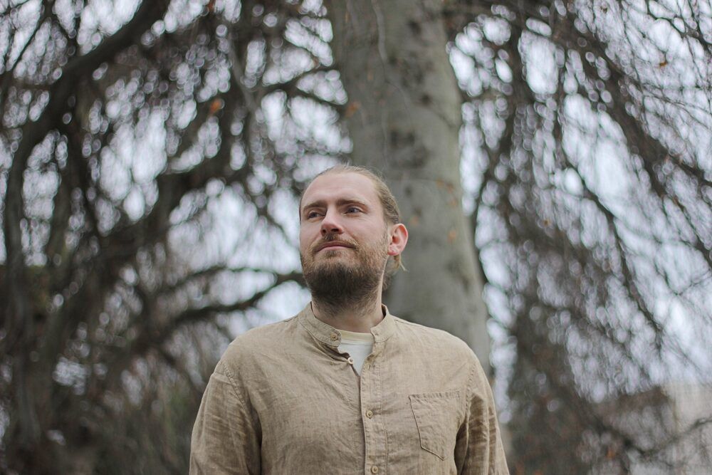 Oliver Lötzke unter einem Baum